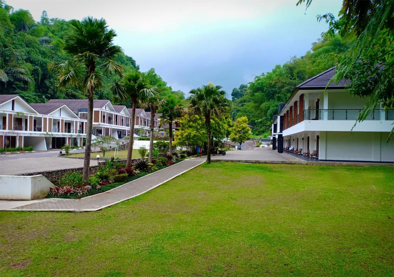 Zuri Resort Cipanas Puncak Extérieur photo